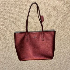 COACH ZIP TOTE IN METALLIC CROSSGRAIN LEATHER F37153 IM/METALLIC CHERRY